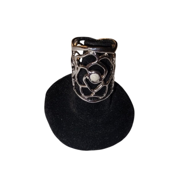 Elegant EUC Silver Floral Ring - Picture 1 of 7